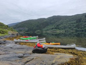 Kajakker og kanoer dratt opp på svaberg